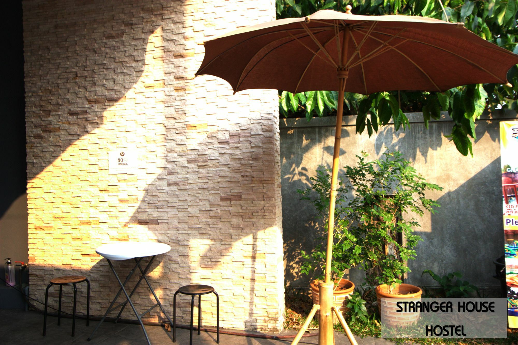 Stranger House Hostel Chiang Mai Bagian luar foto